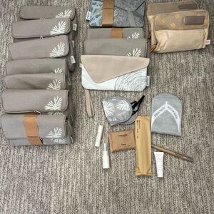 Hawaiian Airlines- Lot of 13 amenity kits